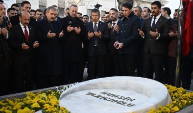 Mustafa Destici, Muhsin Yazıcıoğlu’nun kabrini ziyaret etti