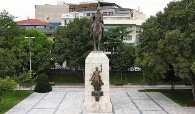 Sultan Abdülaziz’in cami temeli üzerine dikilen İsmet İnönü heykelini İBB koruma altına aldı