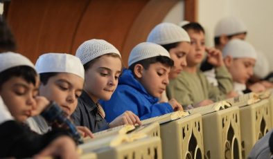 Üsküdar’da çocuklar, aileleriyle camide mukabeleye katılıyor