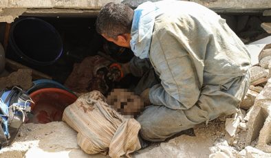 Gazze’de enkaz altında kalan cesetler çıkarılıyor