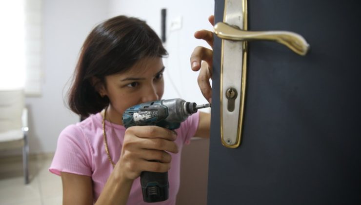 Babalarından mesleği devralan çilingir kızlar her kapıyı açıyor