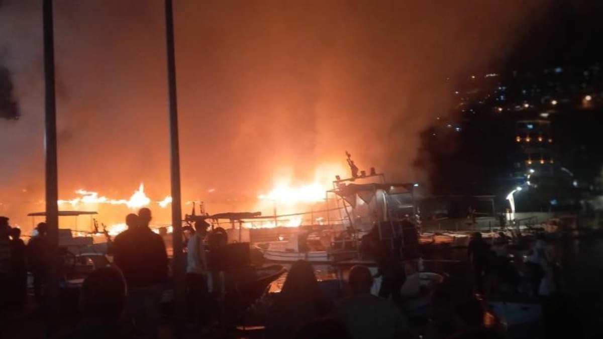 Kocaeli’de deniz kenarındaki restoran alev aldı!