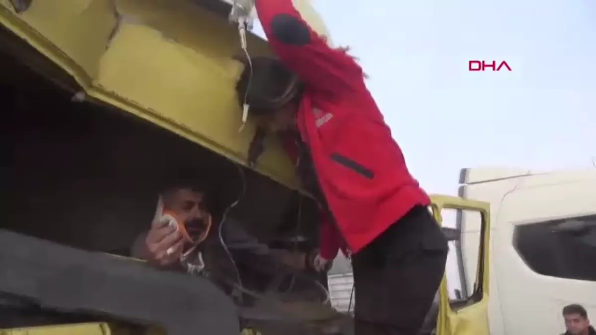 Aksaray’da Kamyon Kazasında Şoför Sıkıştı