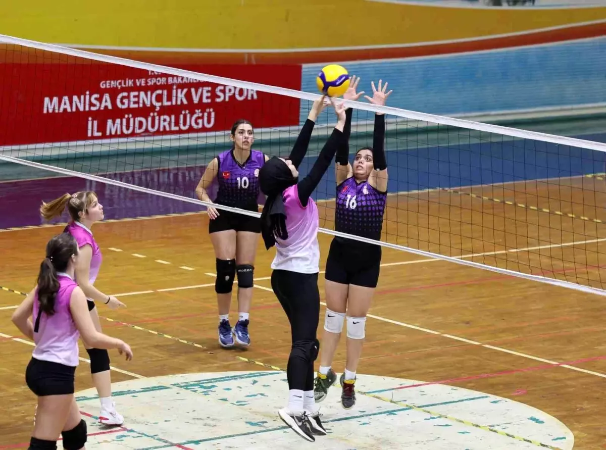 Manisa’da Voleybol Turnuvası Şampiyonu Hüma Hatun Yurdu