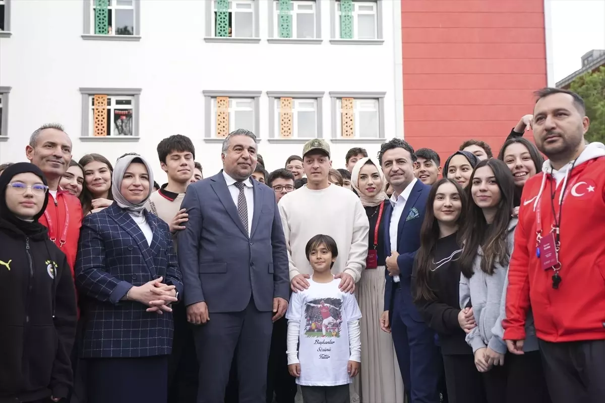 Seçim vaadi olan Mesut Özil’i okula getirdi