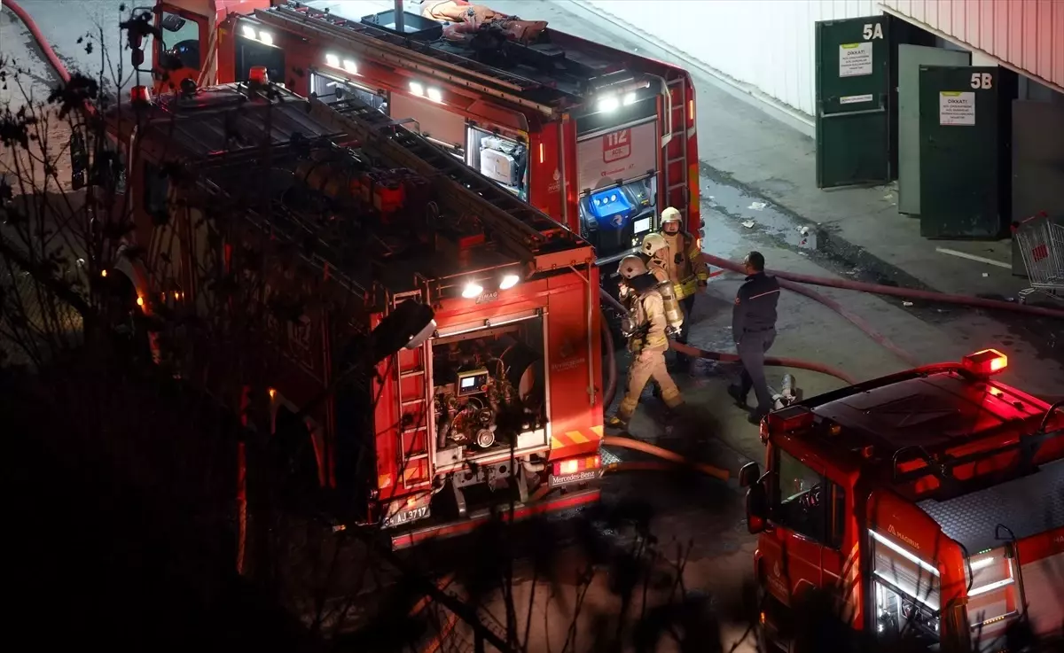 Esenyurt’ta Zincir Market Yangını